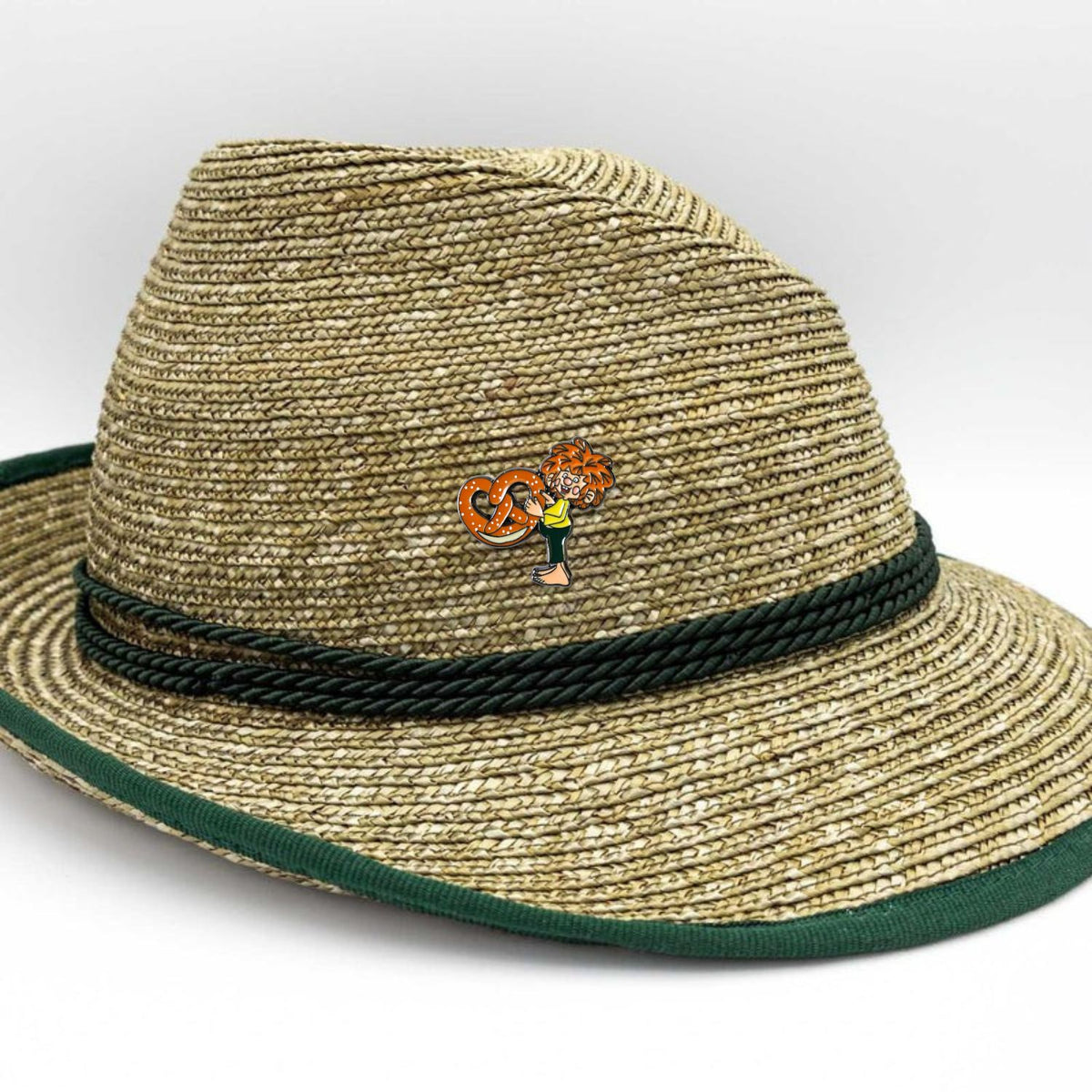 Pumuckl Pin Breze als Anstecker am Trachtenhut aus Stroh mit dunkelgrüner Kordel