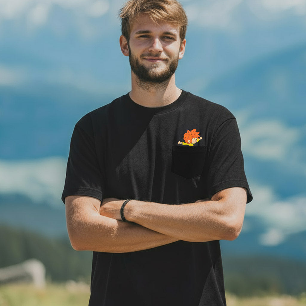 Mann mit verschränkten Armen im schwarzen Pumuckl T-Shirt „Nei da“