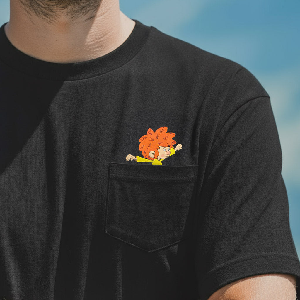 Schwarzes Pumuckl T-Shirt "Nei da" mit Emblem des Kobolds, der aus der Brusttasche schaut.
