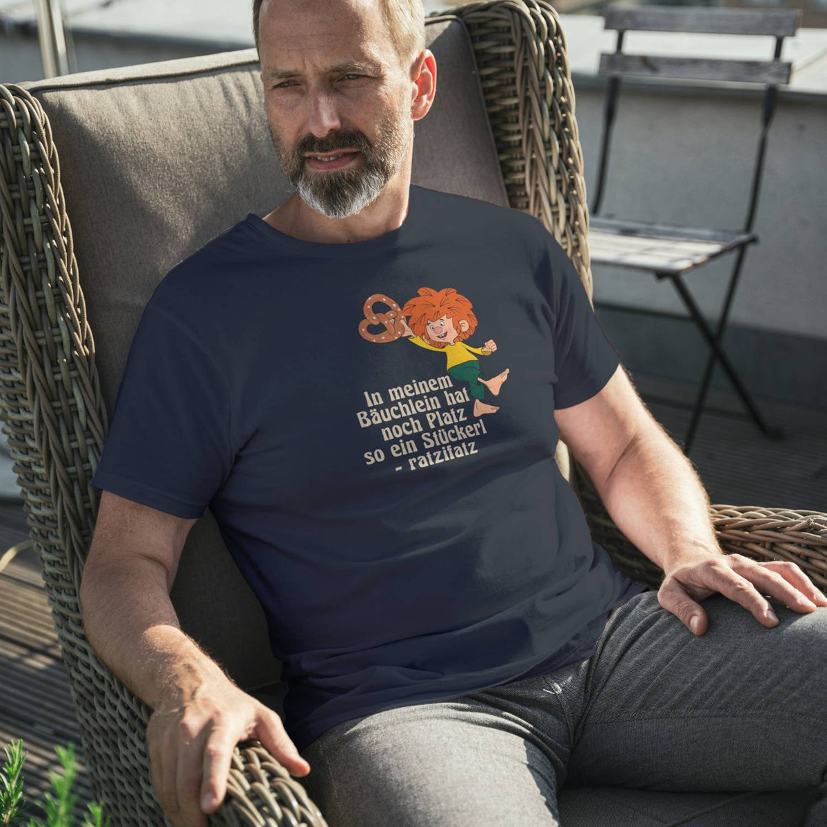 Mann trägt dunkelblaues Pumuckl Herren T-Shirt Brezn Stückerl mit lustigem Spruch und Pumuckl-Motiv.