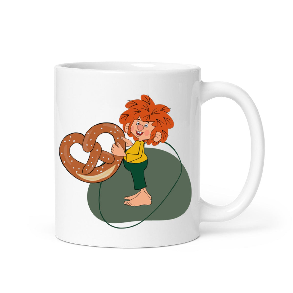Weiße Pumuckl Tasse „Breze“: Pumuckl mit großer Breze auf grünem Grund