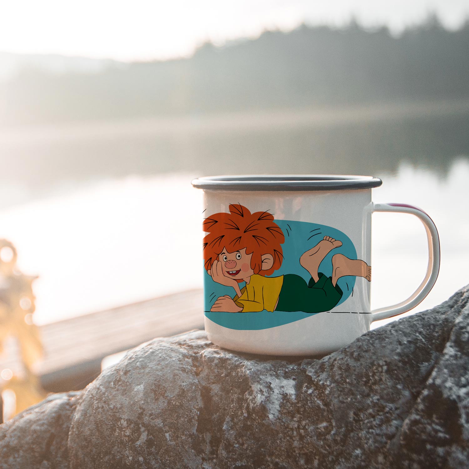 Weiße ®Pumuckl Emaille-Tasse Schaumamoi mit Kobold-Motiv auf Felsvorsprung vor See-Panorama