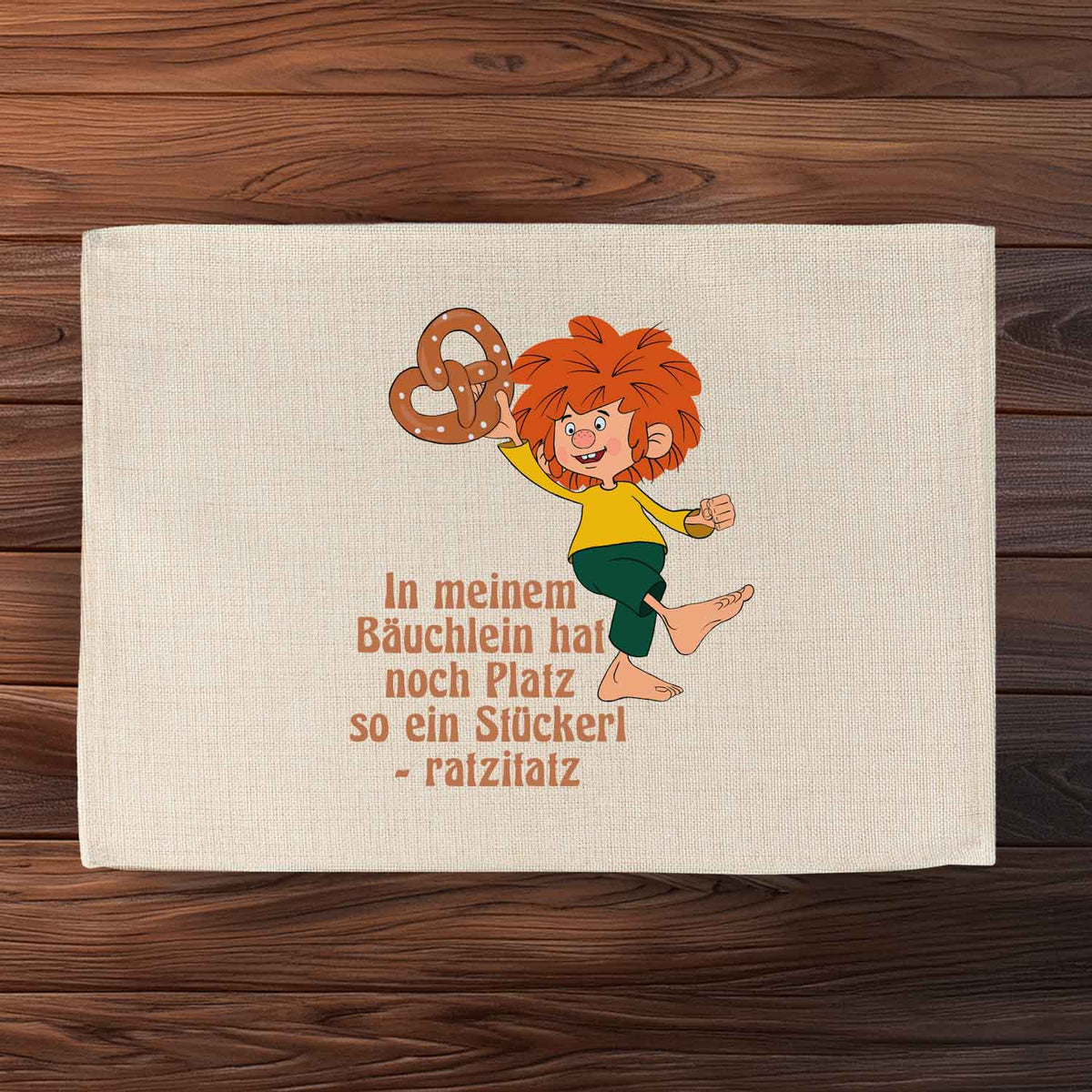 Abwaschbares ®Pumuckl Tischset Brezn Stückerl mit lustigem Spruch und Pumuckl-Motiv, beige Baumwolloptik