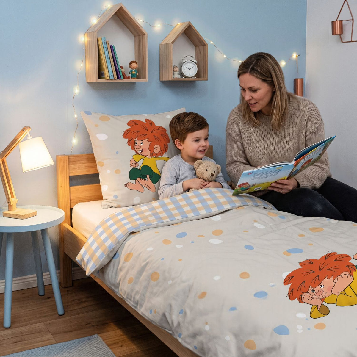 Mama liest ihrem Sohn im Kinderbett mit Pumuckl Bettwäsche „Gute Nacht“ vor