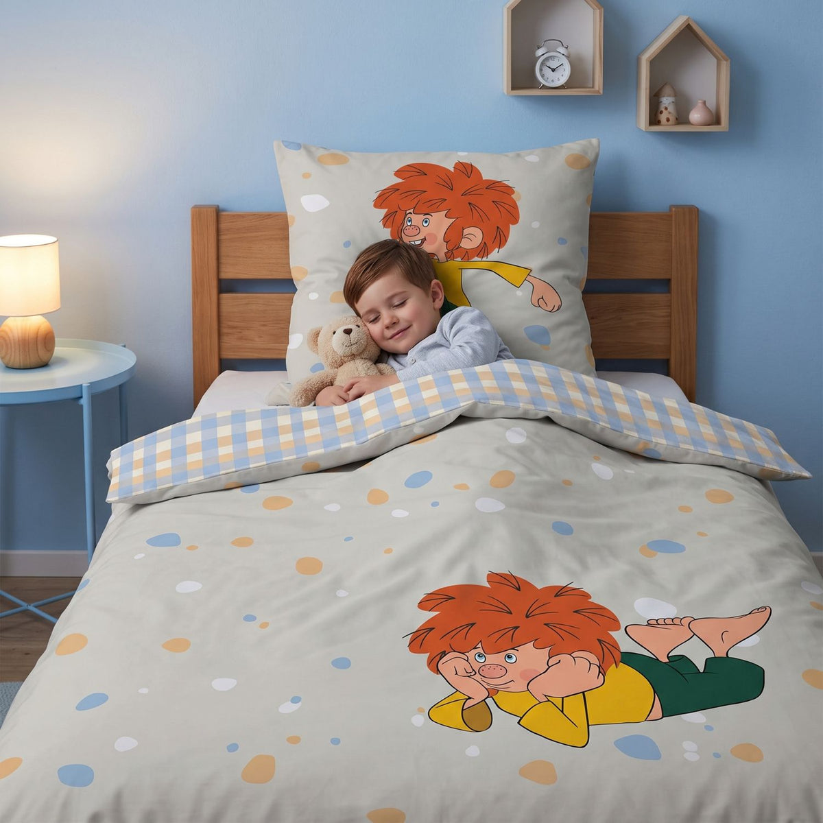 Junge schläft mit Teddy in der Pumuckl Kinderbettwäsche „Gute Nacht“ mit Konfetti-Tupfen