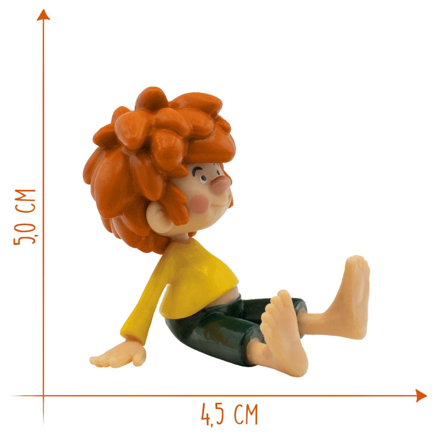 Pumuckl Figur sitzend, 5 cm groß, mit rotem wuscheligem Haar, gelbem Oberteil und grüner Hose