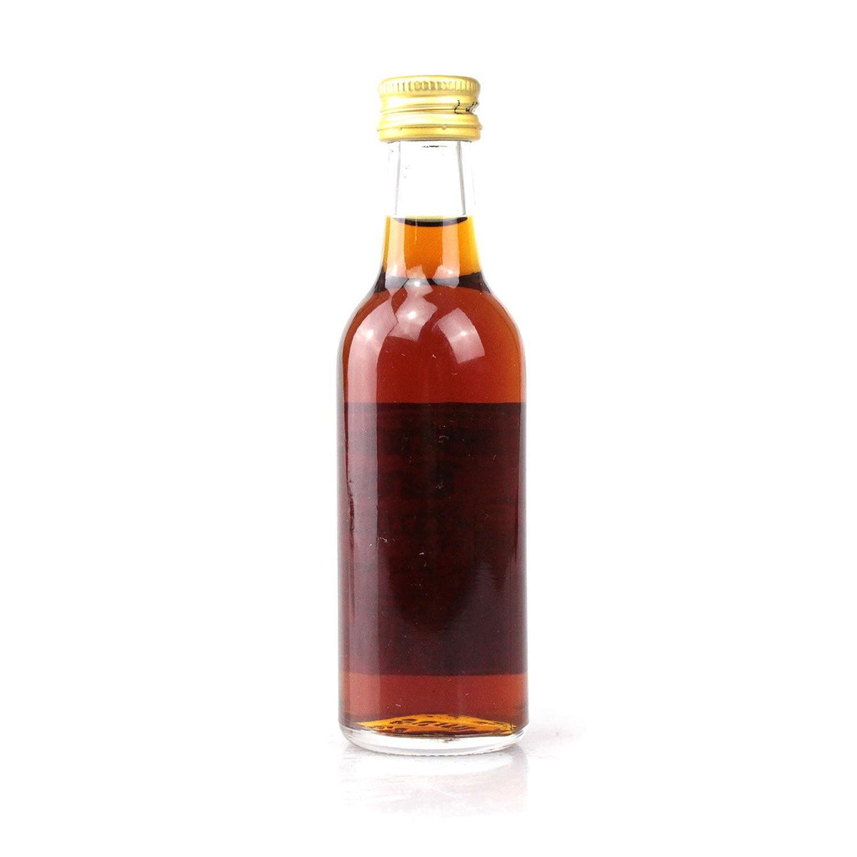 Kleine Miniatur-Flasche mit dunkelbraunem Likör und goldfarbenem Schraubverschluss für Spirituosen Liebhaber