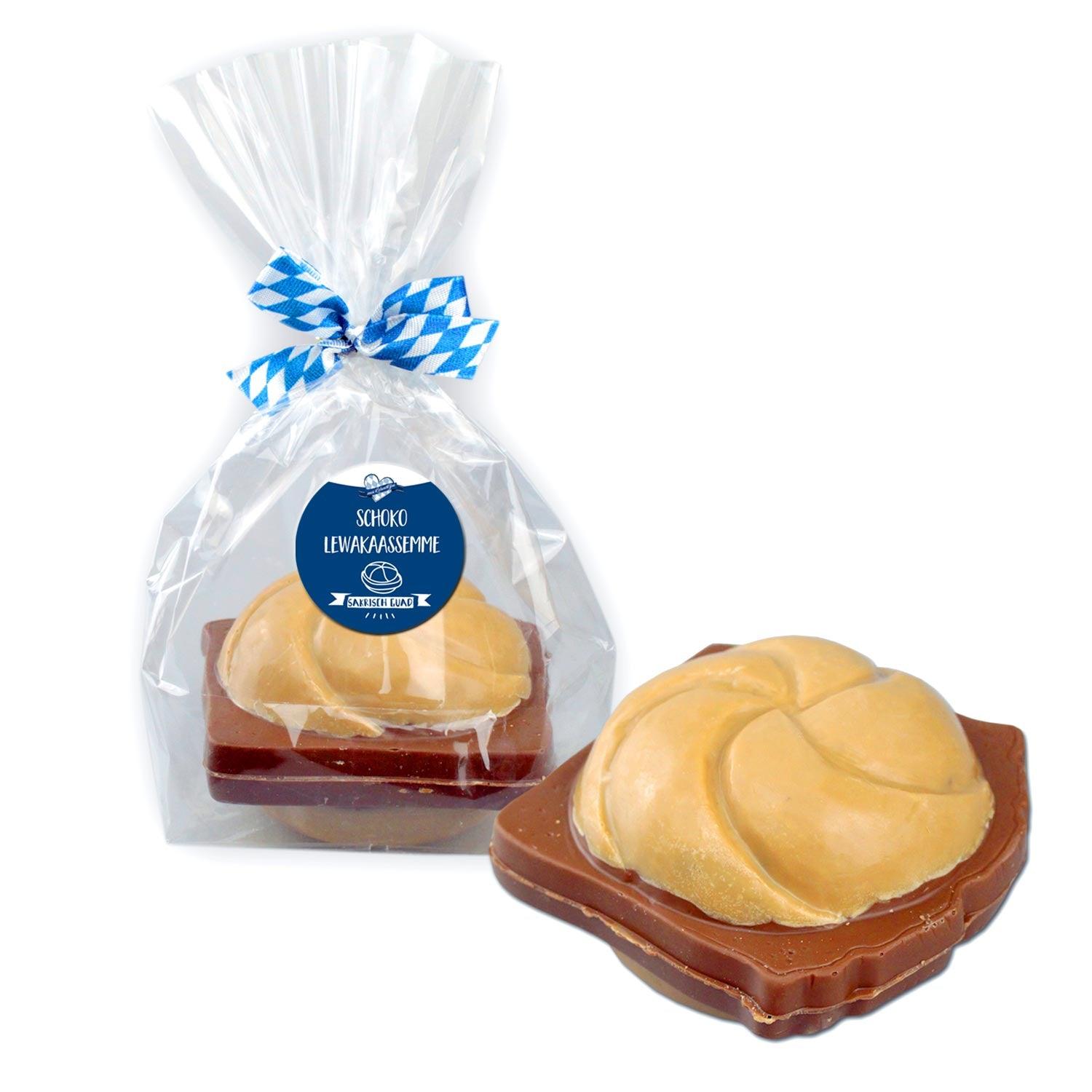 Bayerische Schoko Leberkäsesemmel Pralinen in Geschenkverpackung mit blau-weißem Band.