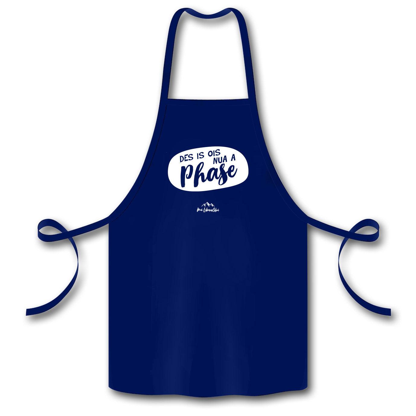 Dunkelblaue Latzschürze Des is ois nur a Phase mit weißem Spruch und Logo-Detail für Küche und Grill.