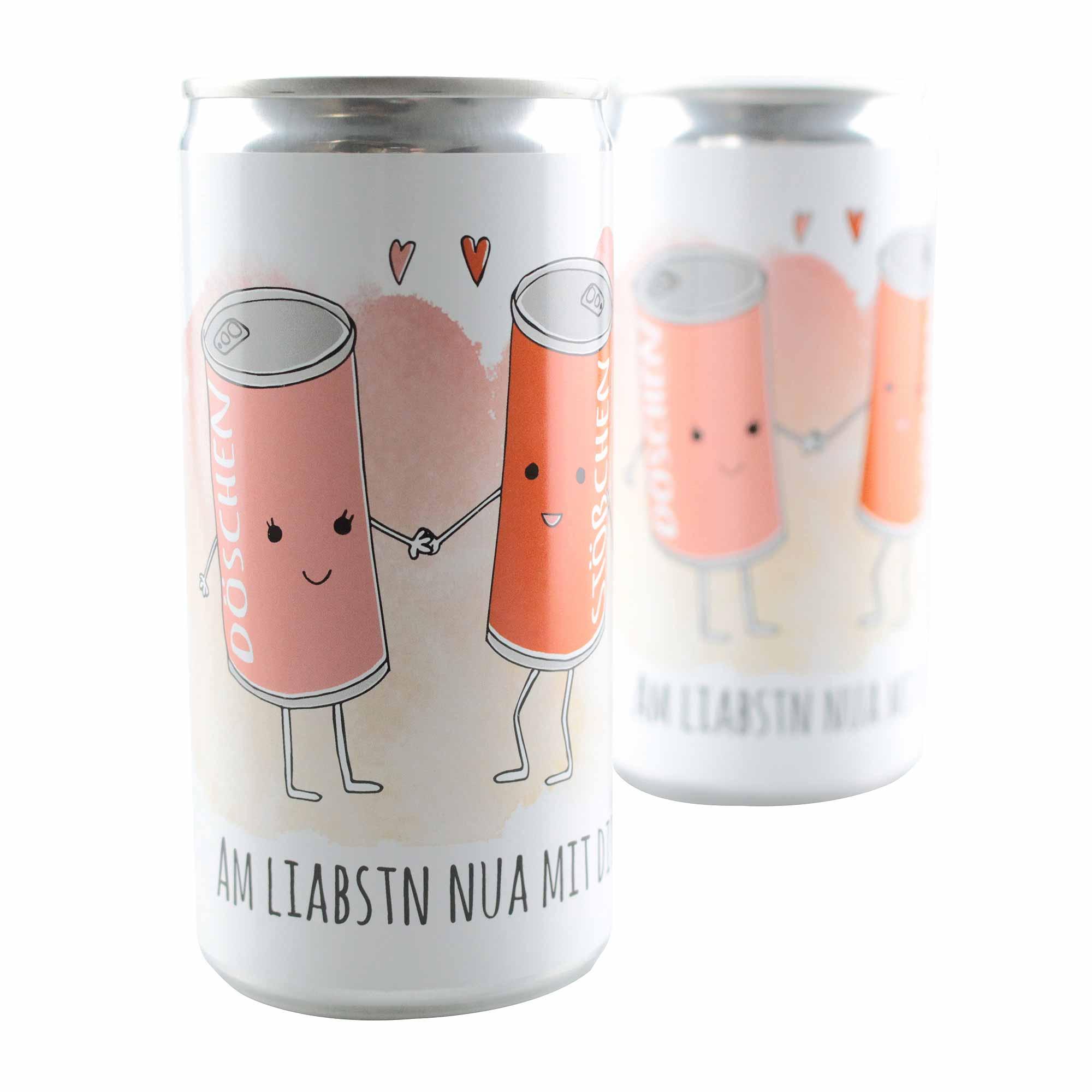 Weißer Becher mit zwei lächelnden Dosenfiguren, die sich an den Händen halten, und der Aufschrift "Am liabstn nua mit dia" auf Bayerisch.