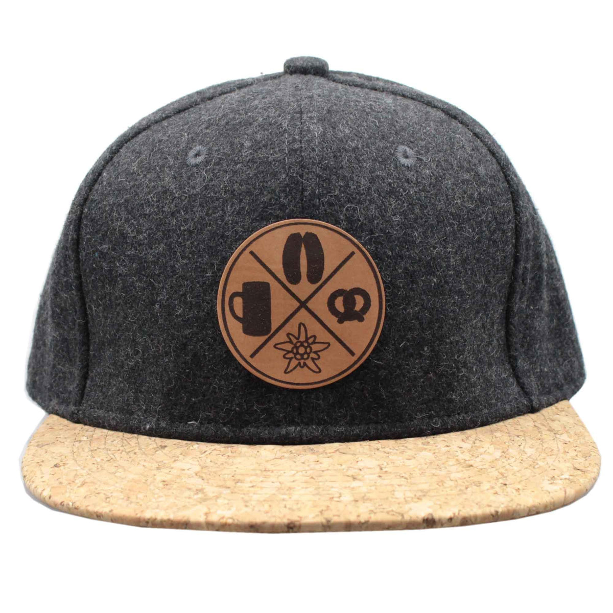 Dunkelgraue Snapback Cap mit Korkschirm und rundem Lederpatch: Brezn, Weißwurst, Bierkrug und Edelweiß.