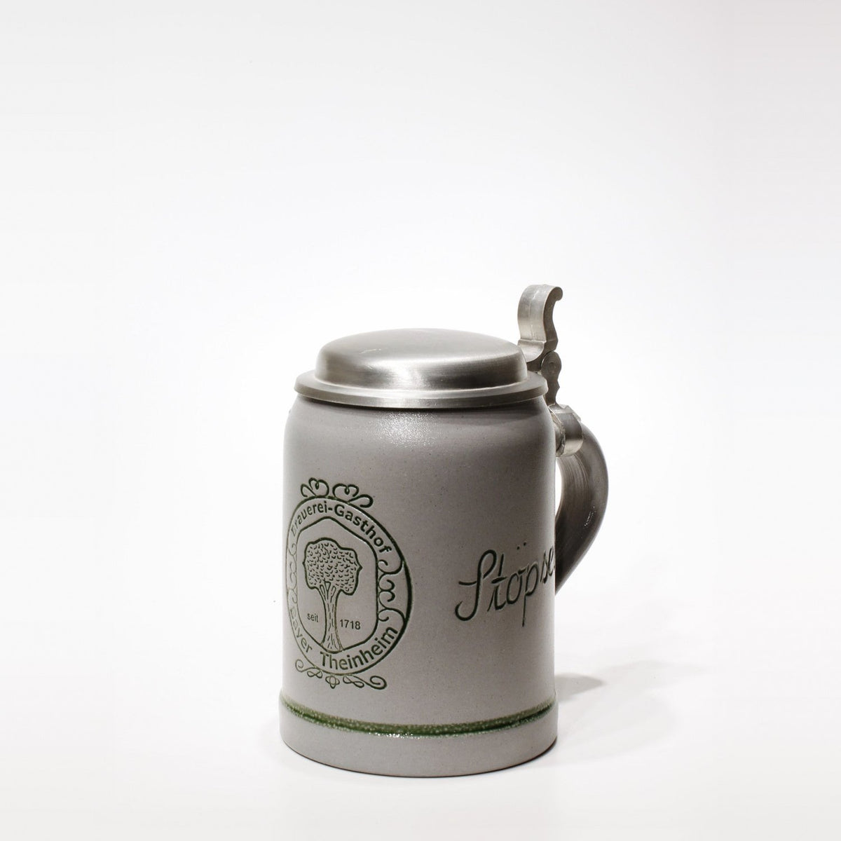 Steinkrug 0,5 l mit Zinndeckel, grün ausgelegtem Logo und Handgravur