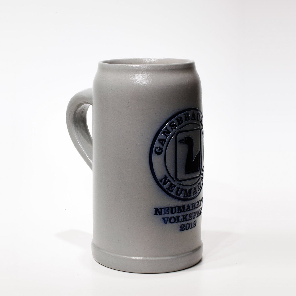 Salzglasierter Steinkrug 1,0 l mit geprägtem Brauerei-Logo, blau ausgelegt