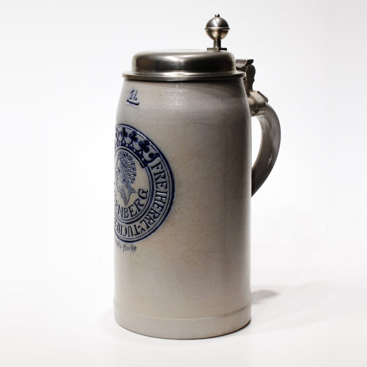 Steinkrug 1,0 l mit Zinndeckel und geprägtem Logo, blau ausgelegt