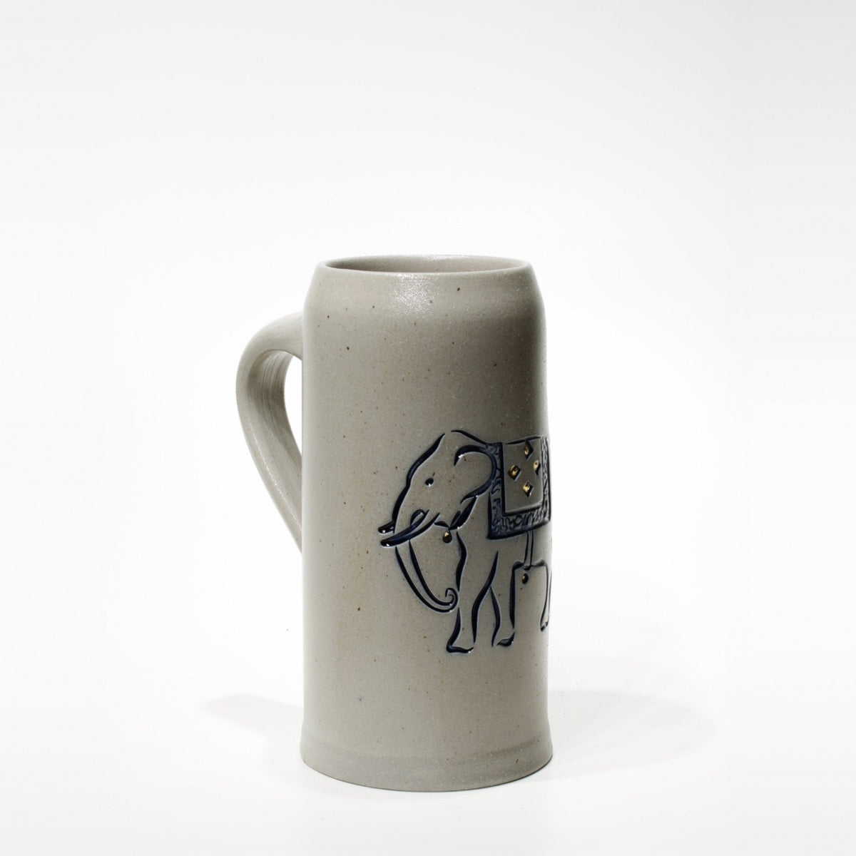 Schlanker Steinkrug 0,5 l mit geprägtem Motiv, blau ausgelegt