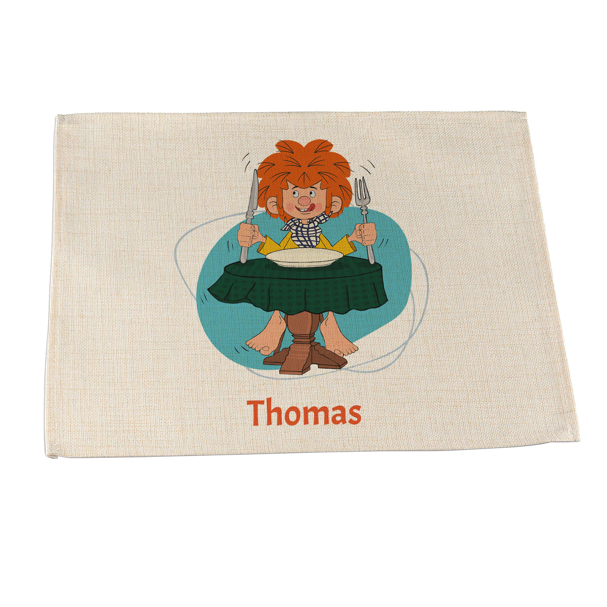 Pumuckl Tischset abwaschbar mit Wunschname Thomas, lustiger Kobold mit Besteck vor blauem Hintergrund.