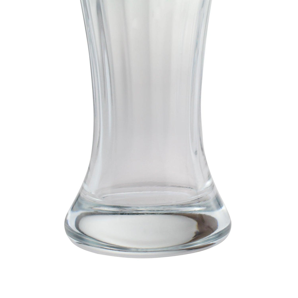 Detaillierte Bodensektion eines transparenten Glasgefäßes mit dicker Basis und glatten, senkrechten Rillen.