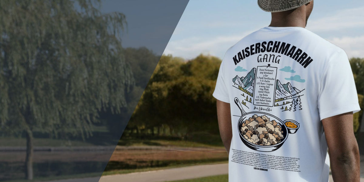Rückenansicht eines Mannes in einem weißen Kochrezept-Shirt mit Kaiserschmarrn-Motiv und vollständiger Zutatenliste.