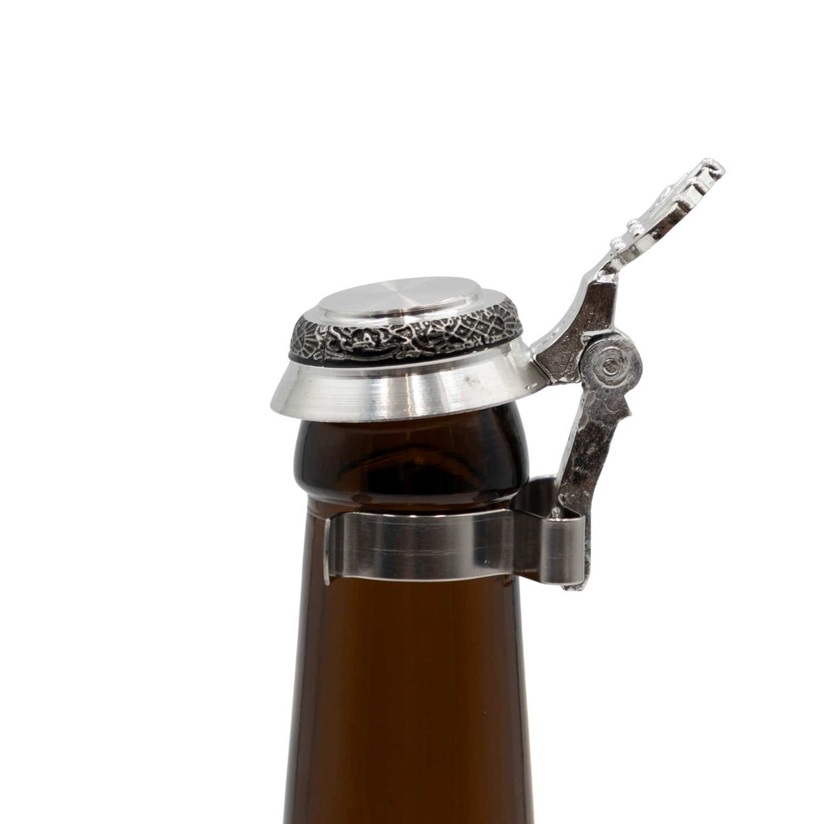 Bierflaschen Flachzinndeckel Ornamente zum Aufstecken auf einer braunen Bierflasche, geöffnet.