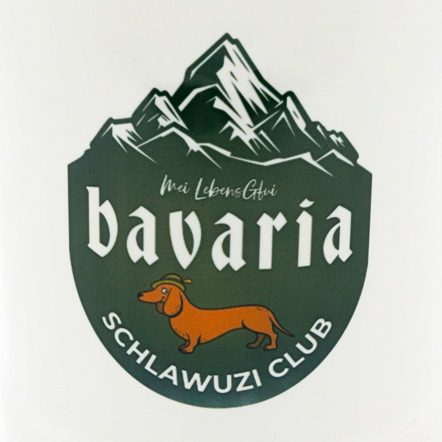 Detailaufnahme des Logos auf dem Bierkrug Bavaria Schlawuzi Club mit Dackel im Hut und Bergen.