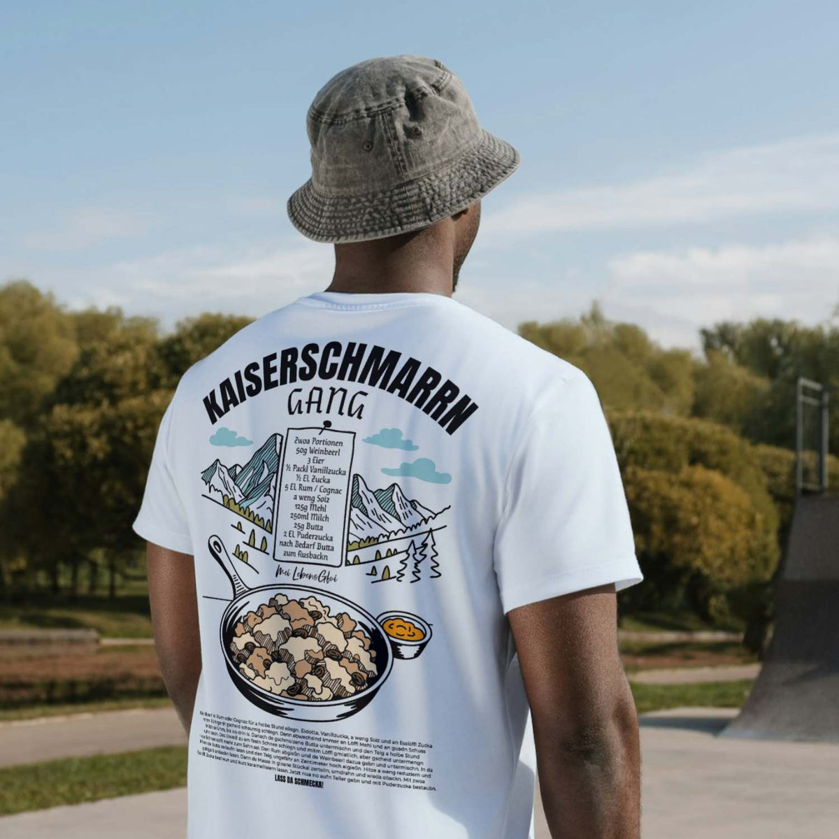 Herren Rezept T-Shirt Kaiserschmarrn Gang mit detailliertem Schmorpfannendruck und Text auf dem Rücken.