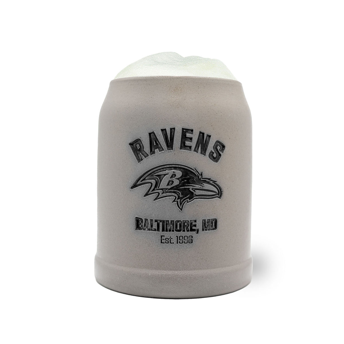 ®NFL PREMIUM Teamkrug Baltimore Ravens aus grauem Steinzeug mit schwarzem Logo, gefüllt mit Schaum.