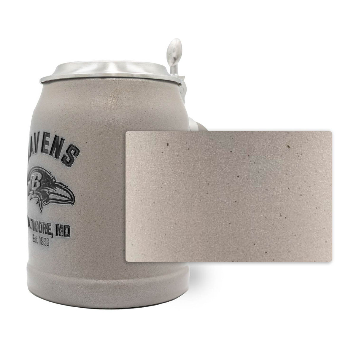 NFL PREMIUM Teamkrug Baltimore Ravens aus grauem Steinzeug mit schwarzem Logo und Zinndeckel, Detail der Textur.