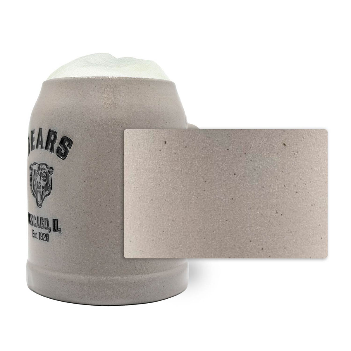 Grauer NFL PREMIUM Teamkrug Chicago Bears mit Wappen des NFL-Teams, Schaumkrone und Textur-Detail.