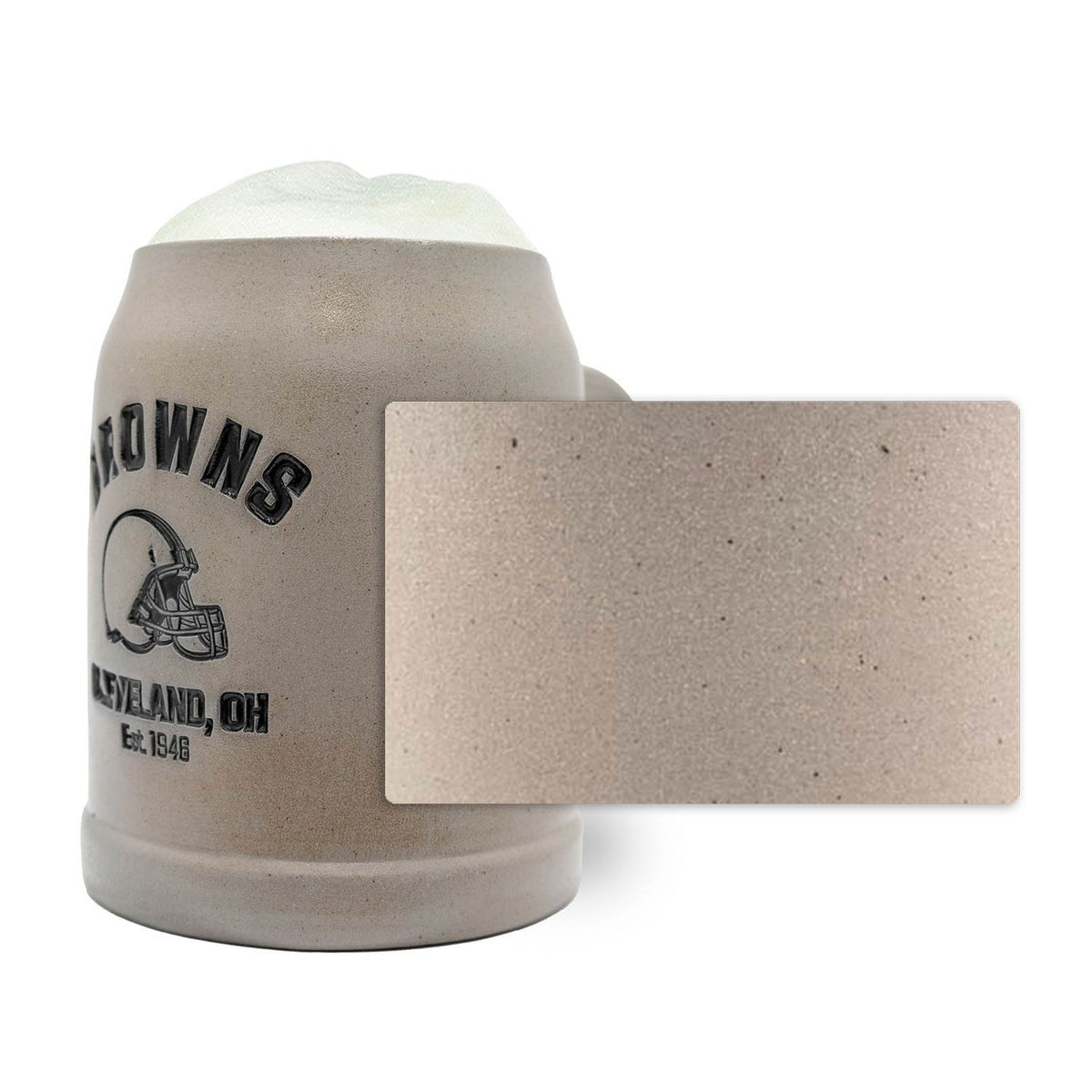 NFL PREMIUM Cleveland Browns Teamkrug aus Steinzeug mit Schaum und Detailaufnahme der Textur.