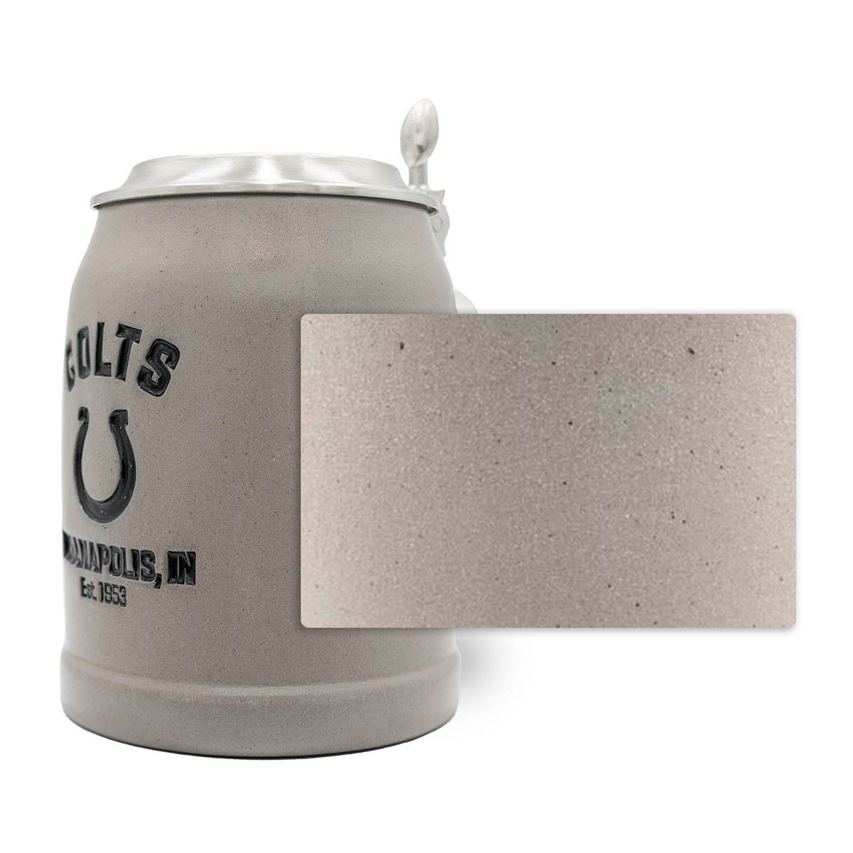 Grauer NFL PREMIUM Teamkrug Indianapolis Colts aus Steinzeug mit Zinndeckel und Detail der rauen Oberfläche.