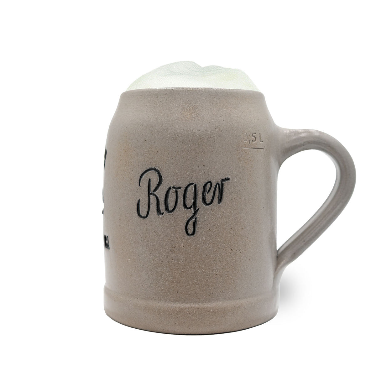 Grauer Steinzeugkrug mit der Aufschrift "Roger" und 0,5 L Eichstrich, Schaum ragt aus dem ®NFL PREMIUM Teamkrug Los Angeles Rams.