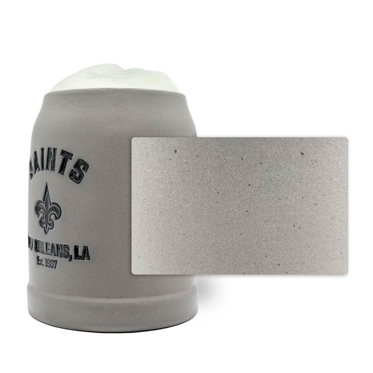 Grauer Premium Teamkrug New Orleans Saints aus Steinzeug mit detailliertem Logo, gefüllt mit Bierschaum, strukturiert.