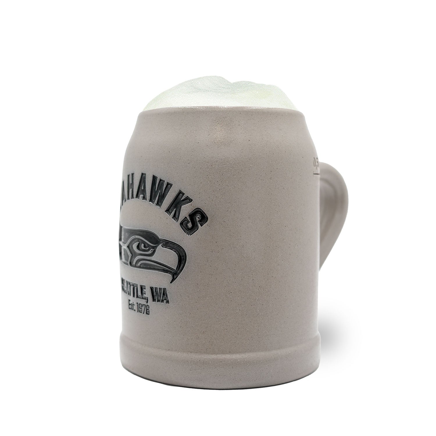 Traditioneller NFL Bierkrug „Seattle Seahawks“ aus Steingut mit farbigem Teamlogo in Reliefoptik, 0,5 l.