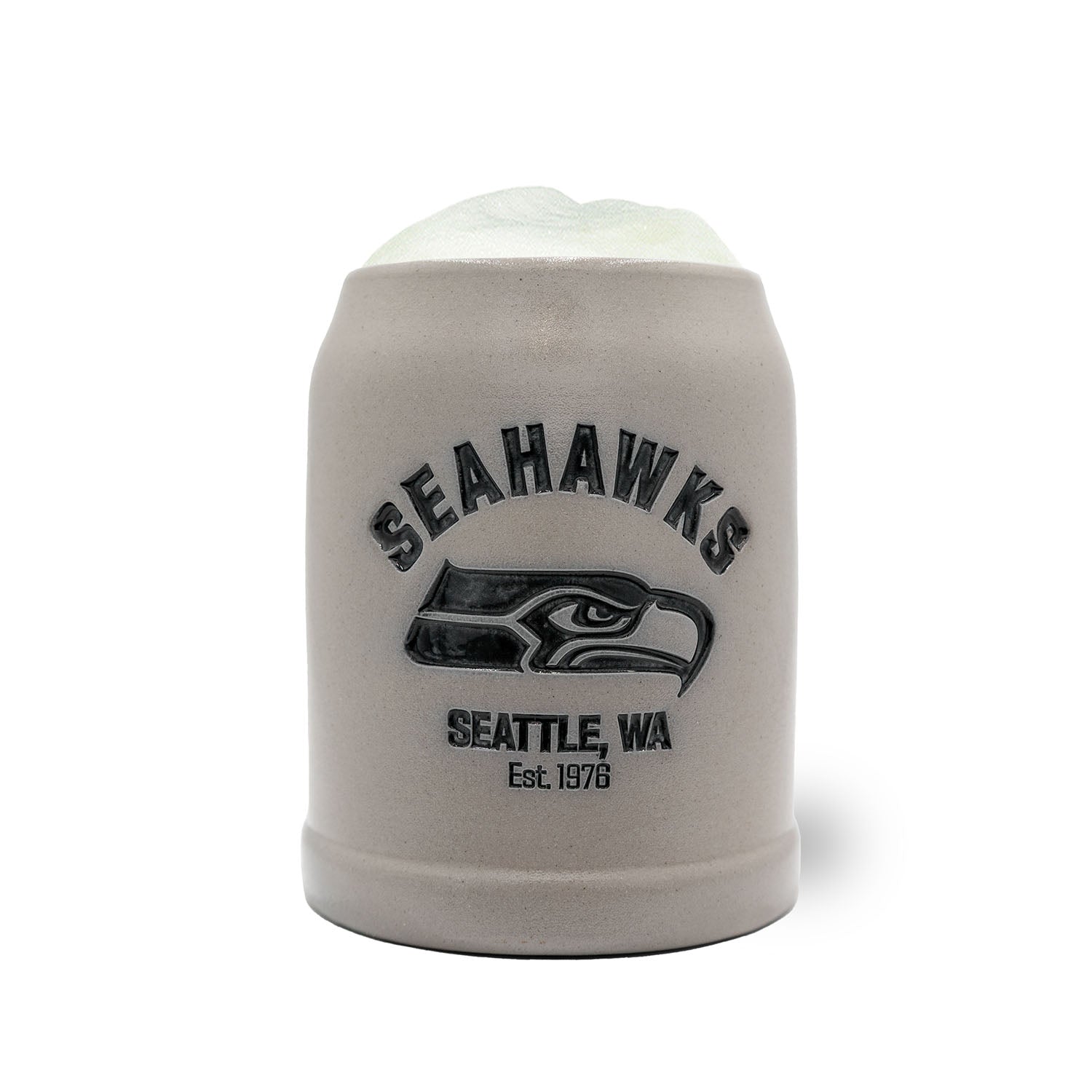 Grauer ®NFL PREMIUM Teamkrug Seattle Seahawks mit Logo und Schriftzug, gefüllt mit leicht schäumendem Getränk.