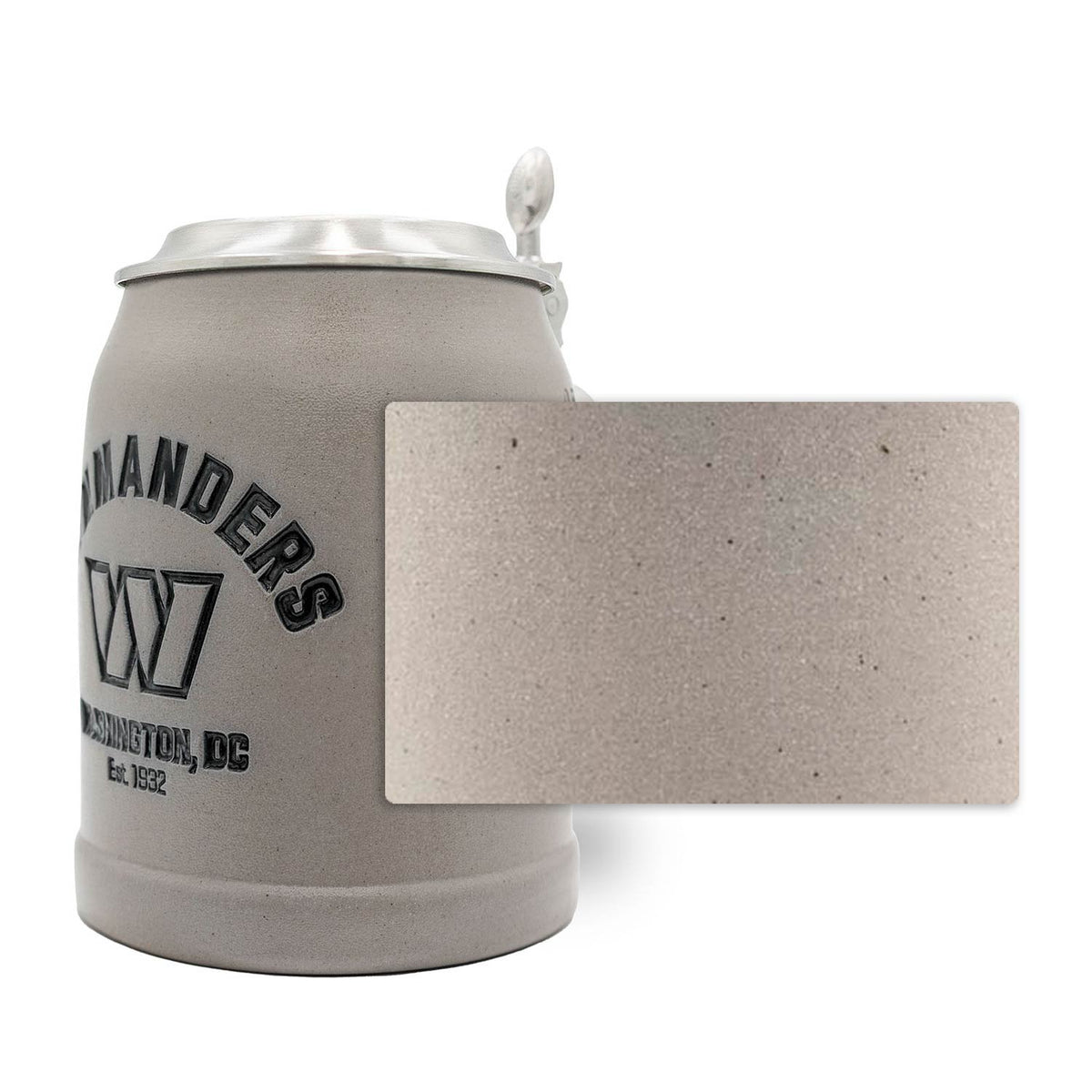 Grauer ®NFL PREMIUM Teamkrug Washington Commanders mit Metall-Klappdeckel und Logo-Prägung, Detailaufnahme der rauen Oberfläche.