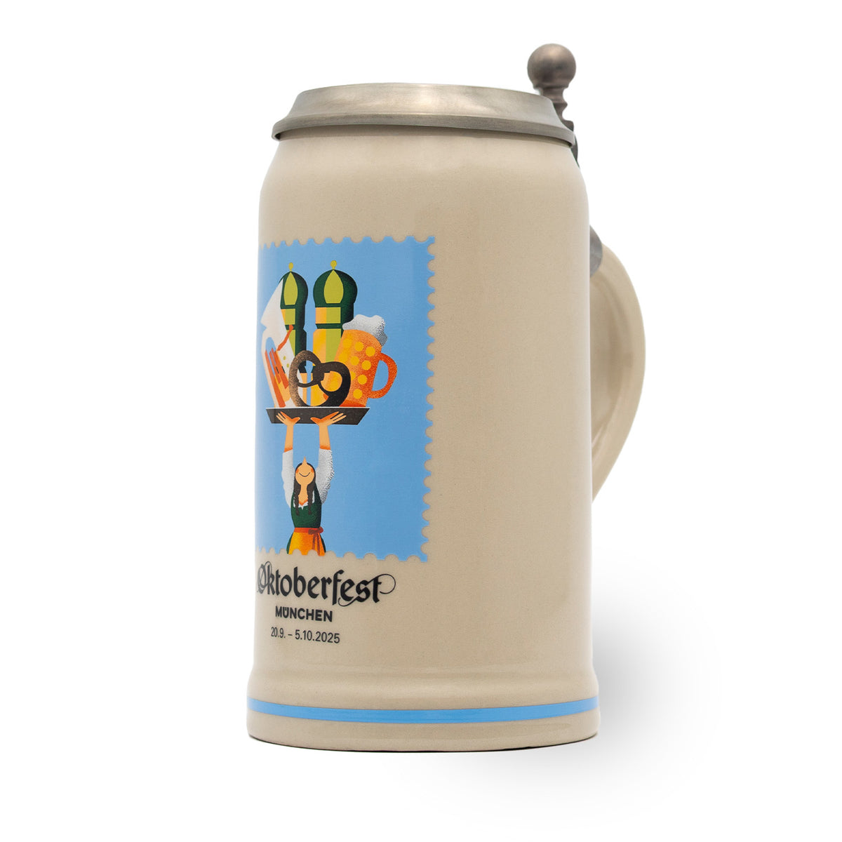 Offizieller Oktoberfestkrug 2025 mit Metall-Zinndeckel und farbigem Oktoberfest-Motiv auf beigem Keramik.