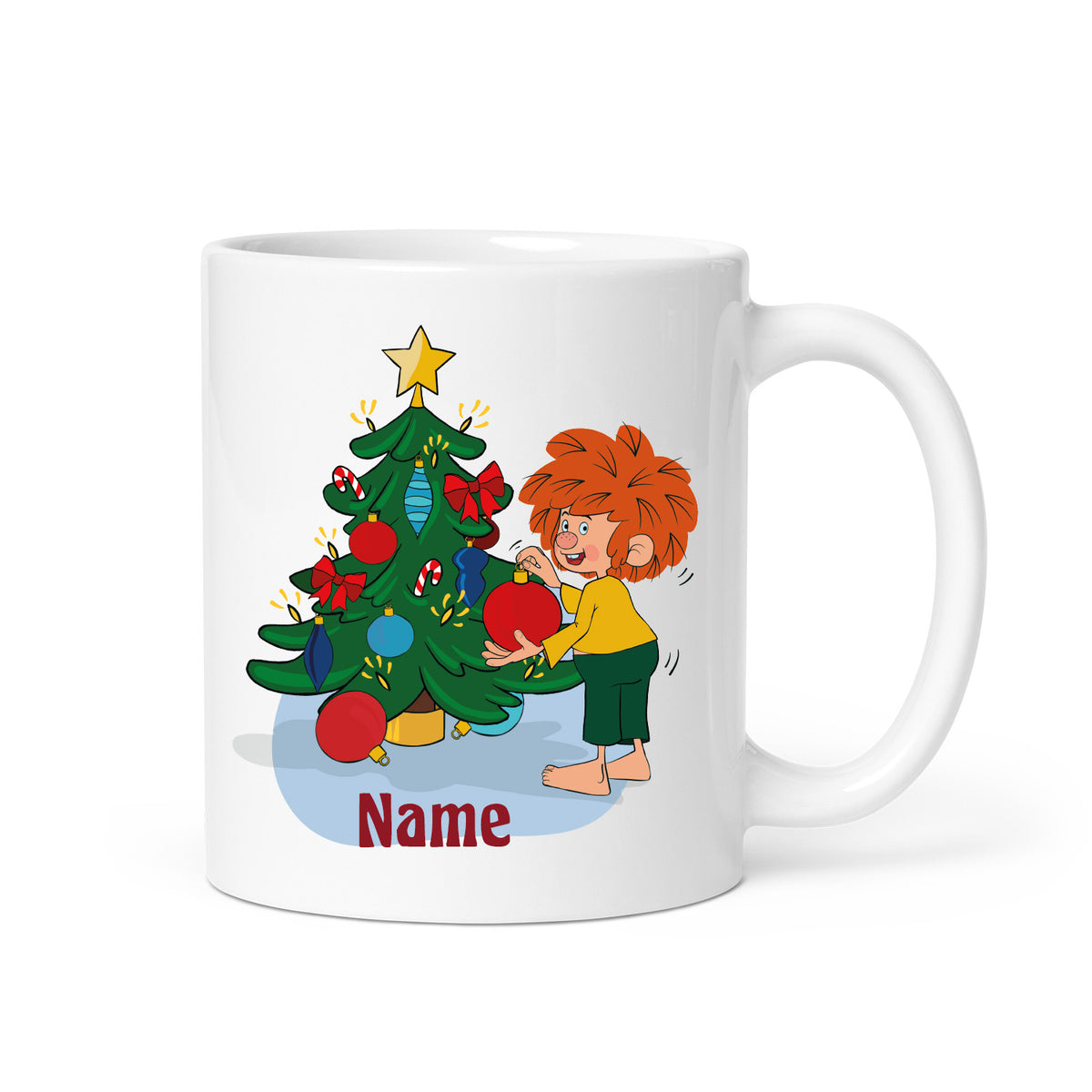 Weiße Pumuckl Tasse Weihnachten: Pumuckl schmückt den Christbaum, darunter der Wunschname in Rot