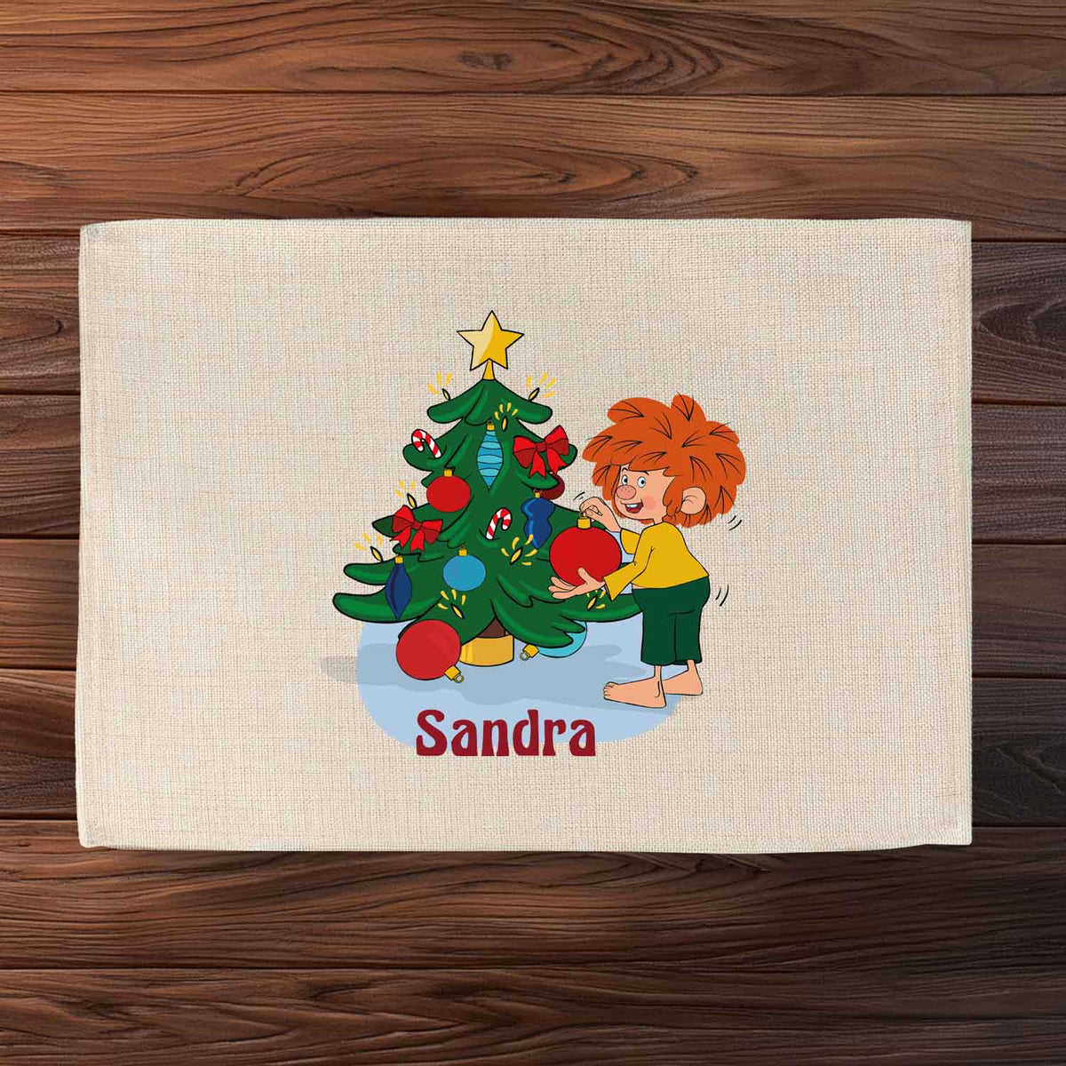 Pumuckl Tischset Weihnachten abwaschbar mit Wunschname Sandra und Pumuckl schmückt Weihnachtsbaum.