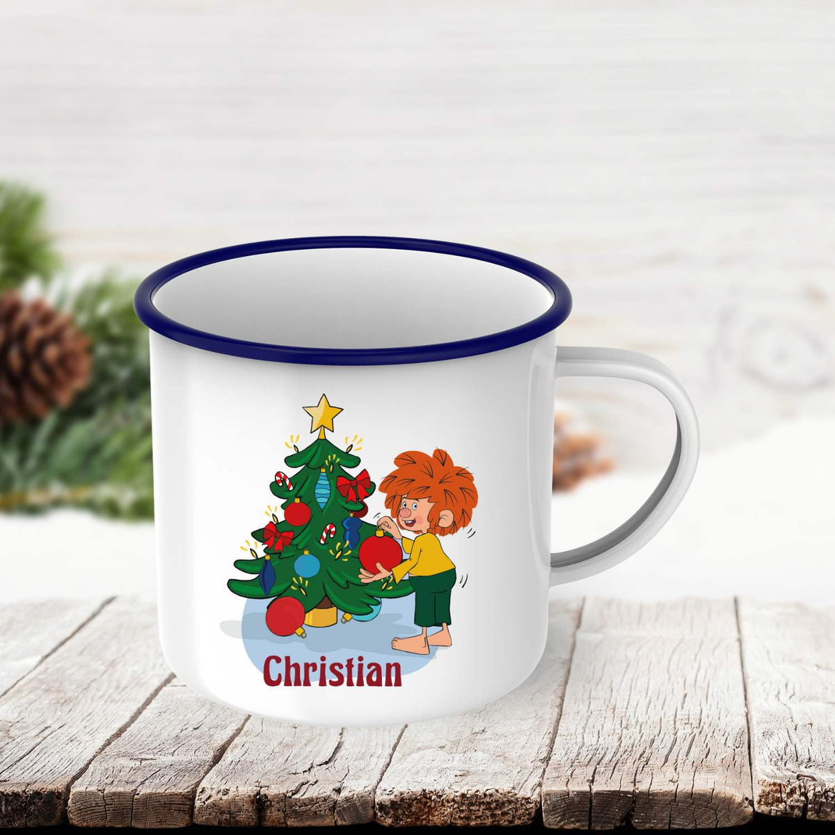 ®Pumuckl Emaille-Tasse "Weihnachten" personalisierbar, mit Pumuckl beim Schmücken eines Weihnachtsbaums und dem Namen Christian