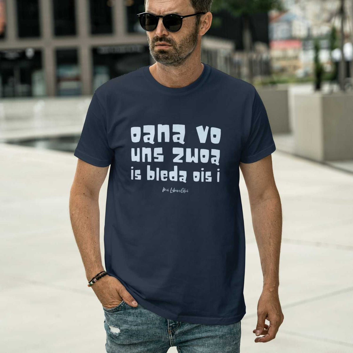 Herren T-Shirt Oana vo uns zwoa in Dunkelblau mit weißem Druck getragen von einem Mann mit Sonnenbrille.