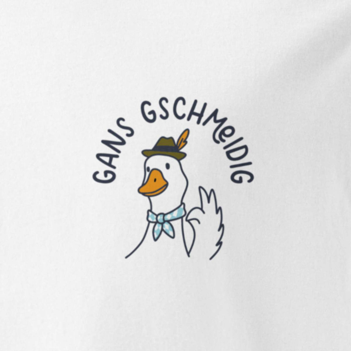 Herren T-Shirt Gans gschmeidig mit Cartoon-Gans, grünem Trachtenhut und blauem Halstuch auf weißem Hintergrund.