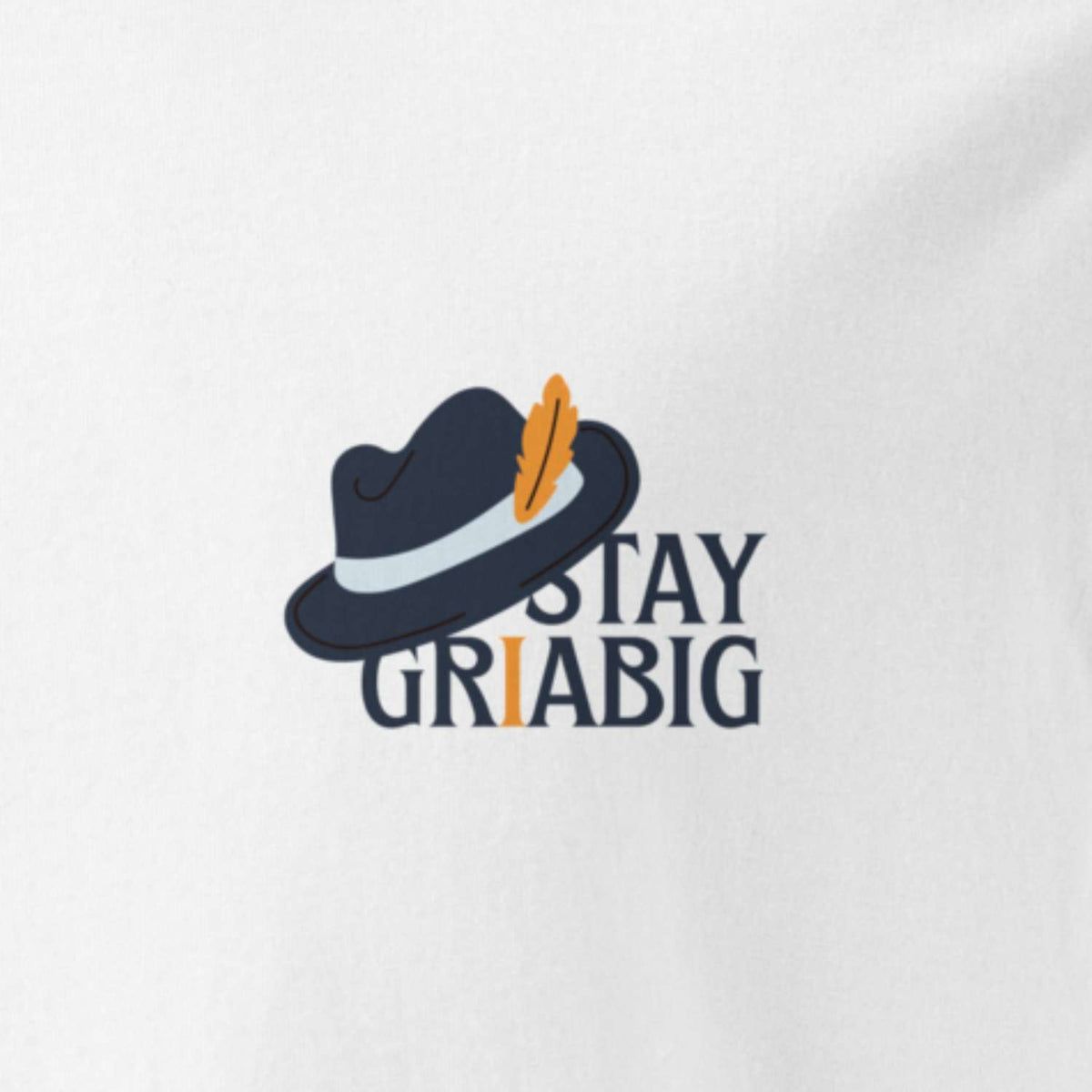 Herren T-Shirt Stay Griabig mit dunkelblauem Hut Motiv, weißem Band und orangefarbener Feder.