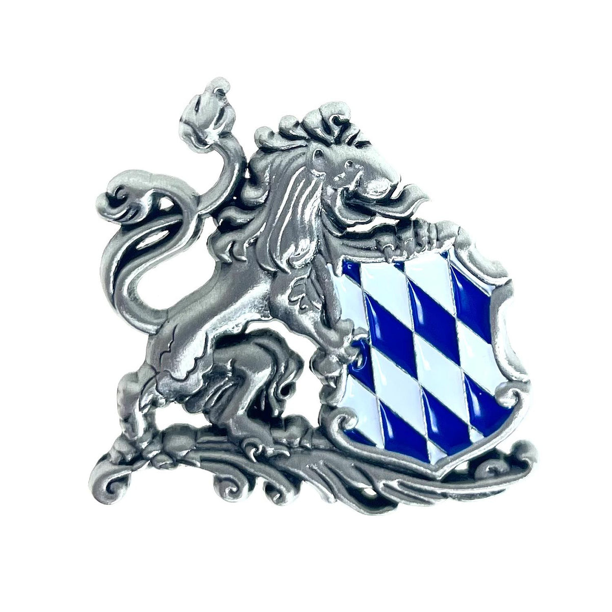 Silberfarbener Löwe mit aufgerichtetem Schweif und blau-weiß kariertem Bayernwappen, detaillierter Pin.