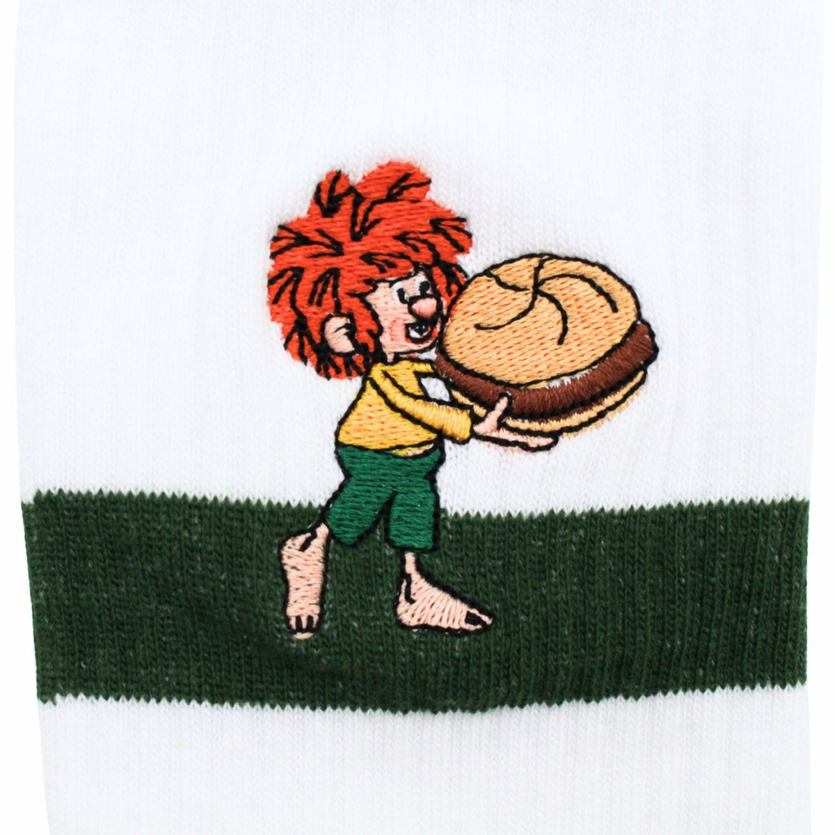 Nahaufnahme Stickerei: Pumuckl trägt eine Leberkassemmel über dem grünen Streifen der Tennissocke