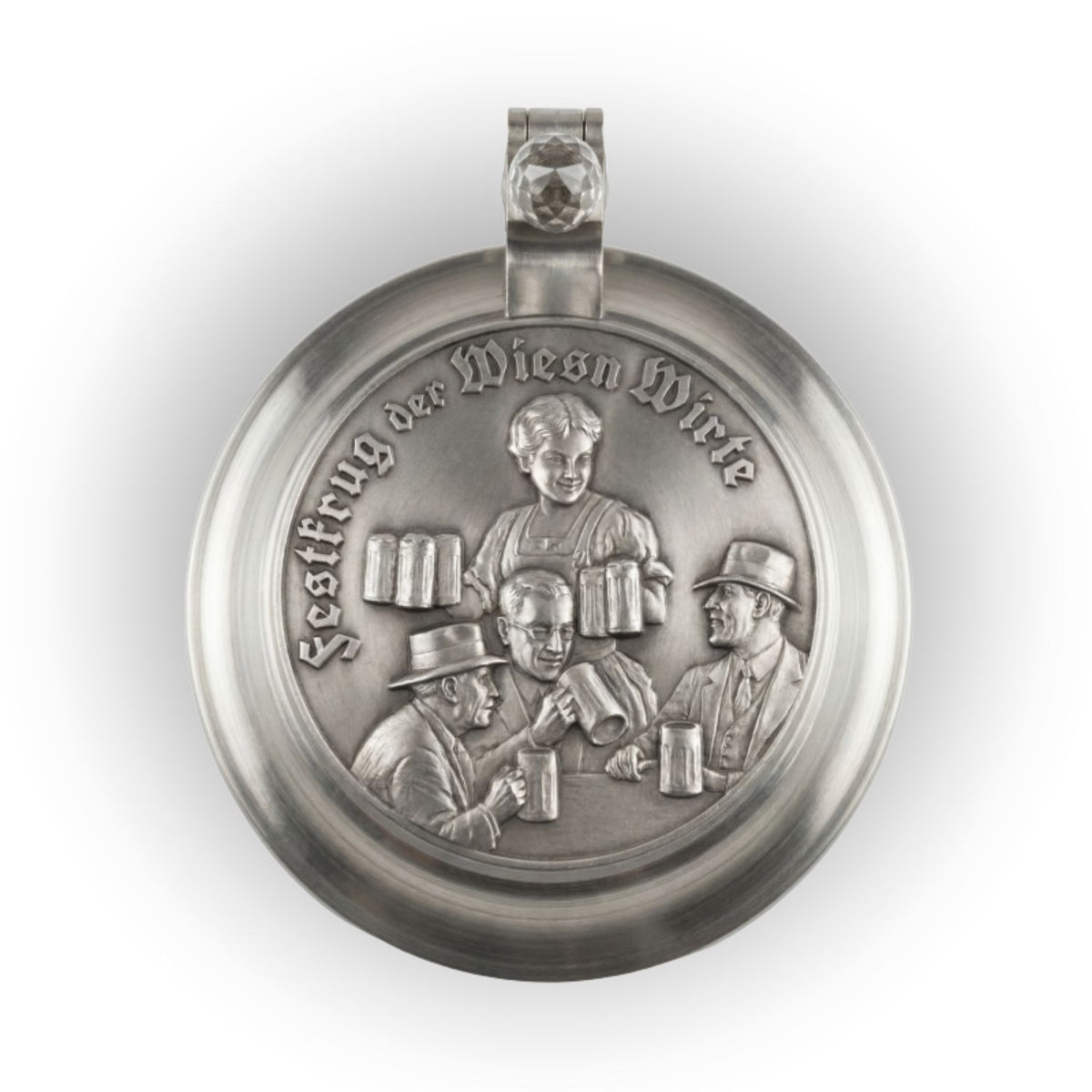 Relief-Zinndeckel des Wiesnwirte-Krugs 2026: Bedienung mit Maßkrügen und Stammtischrunde, Schriftzug „Festkrug der Wiesn Wirte“