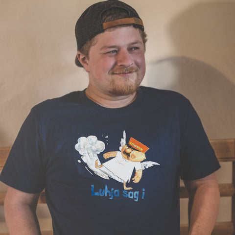Mann trägt das Engel Aloisius T-Shirt Herren „Luhja sag i“ in Dunkelblau: Aloisius springt aus seiner Wolke