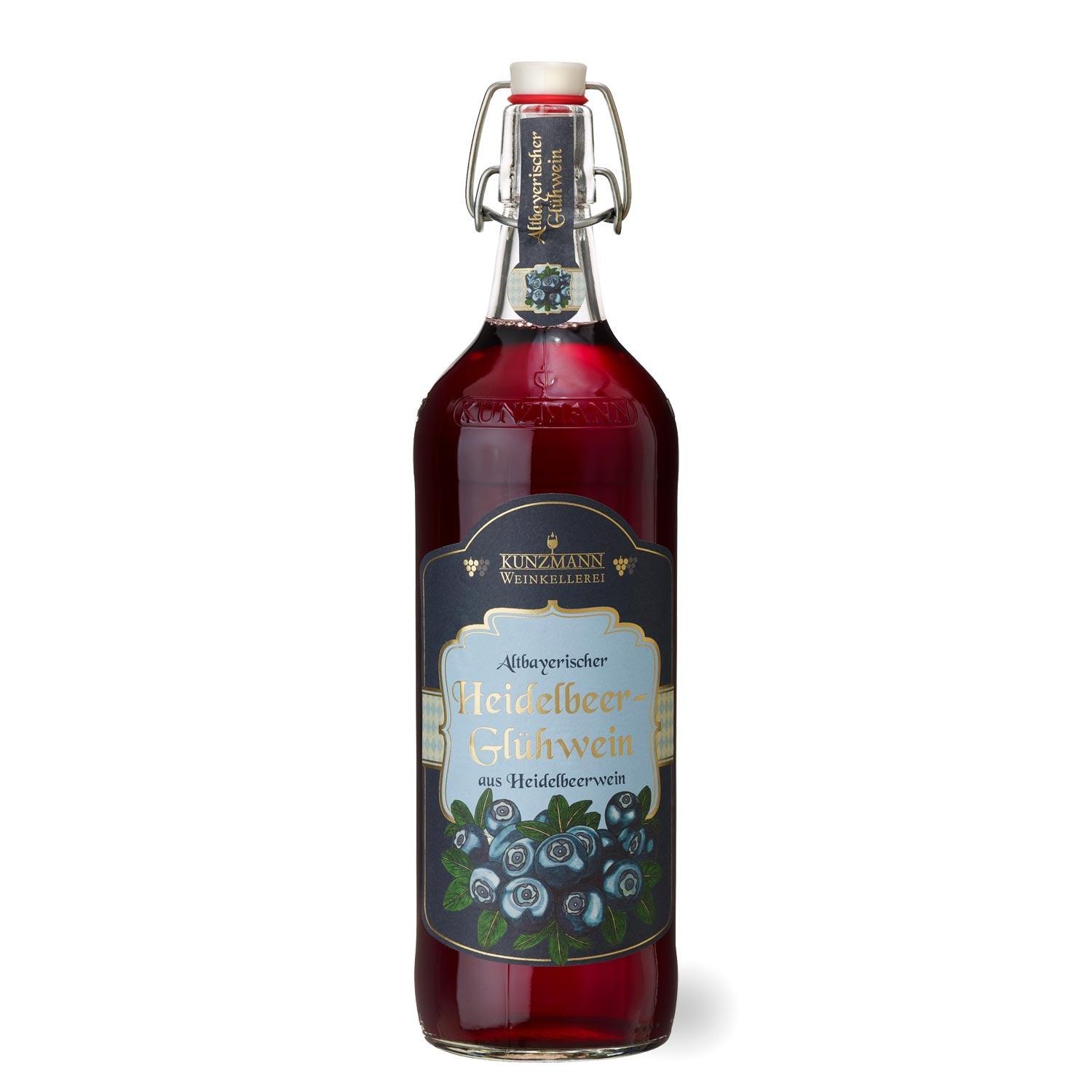Weihnachtsbox Glühwein: Flasche Heidelbeer-Glühwein mit Etikett und Bügelverschluss, ideal für Winterabende.