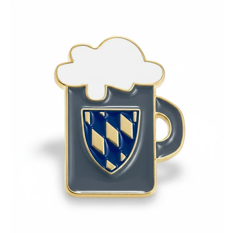 Bierkrug Pin: blauer Emaille-Krug mit weißer Schaumkrone und weiß-blauem Rautenwappen