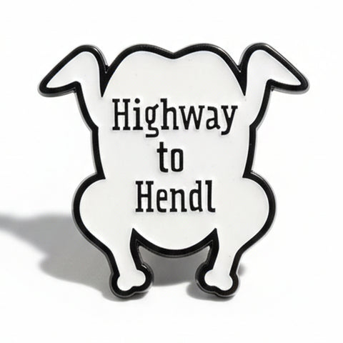 Pin „Highway to Hendl“: weißes Emaille-Brathendl mit schwarzem Schriftzug