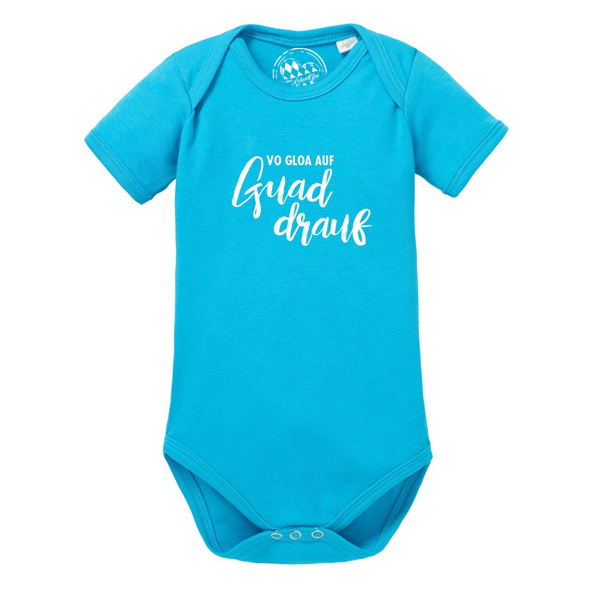 Türkisfarbener Baby Body "guad drauf" aus Baumwolle mit weißem Aufdruck und kurzem Arm.